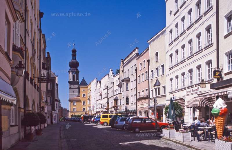Trostberg: die Altstadt mit der Kirche St.Andreas