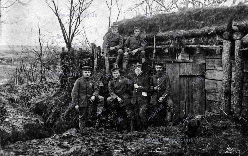 1. Weltkrieg, Westfront 1917, Soldaten vor einem Unterstand in den Ardennen