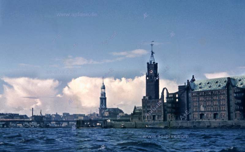 R1-127-Hamburg 1960 -Blick vom Überseehafen auf den Kaiserspeicher mit dem Zeitball-Turm